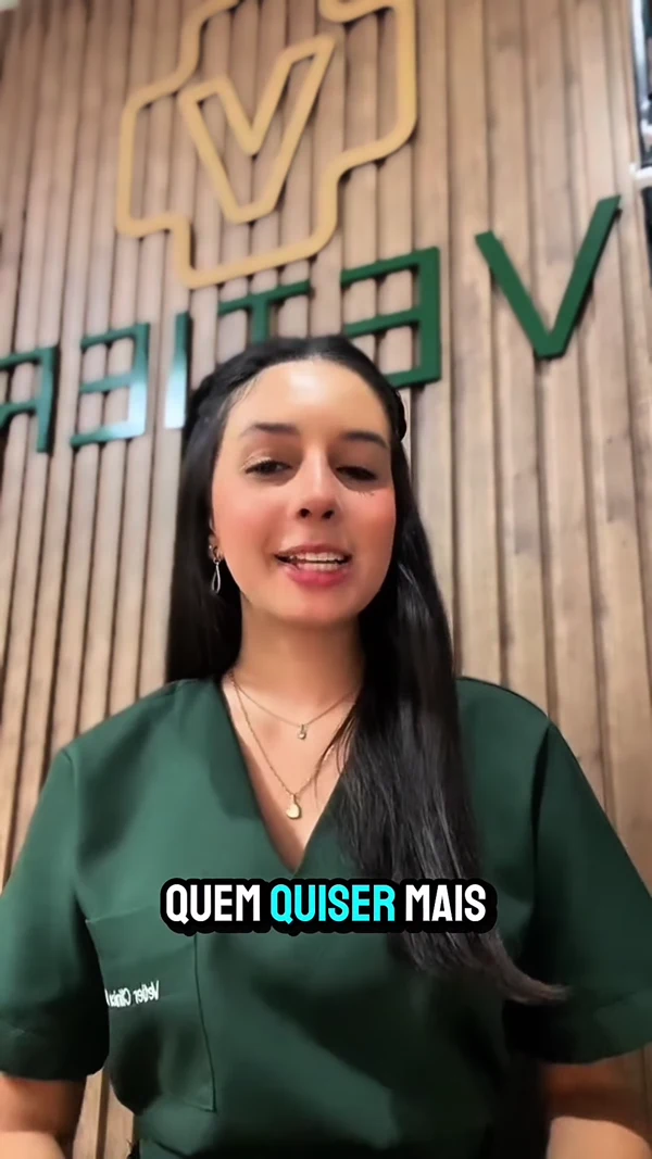 Profissional da Vetier falando em frente à marca da clínica